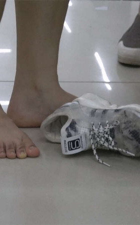 穿鞋脱丝袜的美足女子