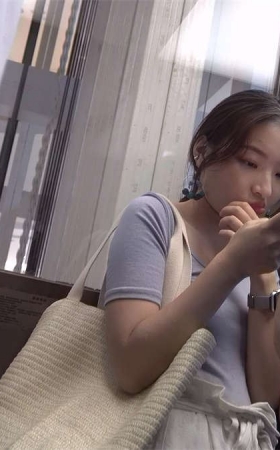 樱桃小嘴美女与长裙凉高跟美足少妇