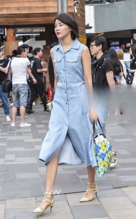 身材高挑秀外慧中的短发美女 [14P]