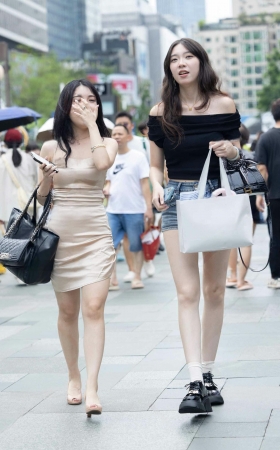 2589-15=30 街拍两位美腿小美女逛街 6P