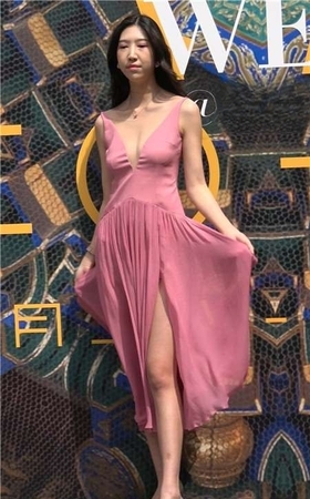 4k-偶遇极品性感的粉红连衣裙V领低胸美女摆拍 [2.06 GB]
