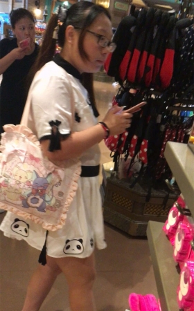 等朋友买东西的白裙眼镜妹