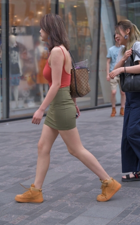 吊带包臀裙美女