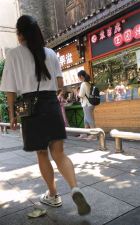 吃小吃的黑色短裙美女