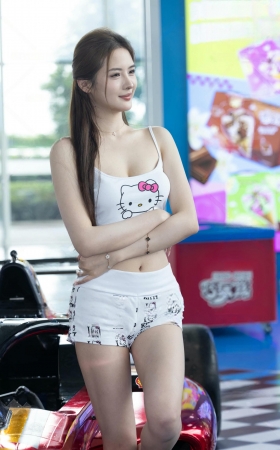 成都车展-177网红车模啾啾呜光脚热裤美腿版 [18P]