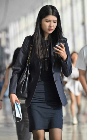 26821-26-135√纤细美腿黑丝美人下班了 10P