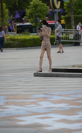 包屯裙美女
