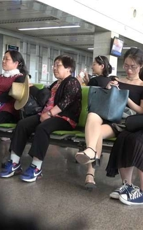 4k-候车室拍摄白净眼镜妹街拍肉丝凉高跟