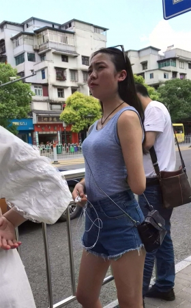 很有感觉的高腰热裤街拍美女