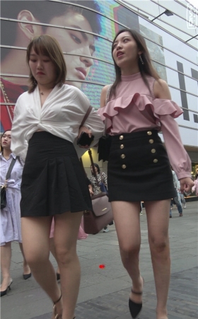 漂亮的粉衣黑裙美女