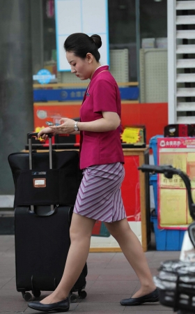 街拍南航空姐超薄肉丝上班途中职业韵味美 10P