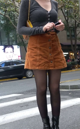 4K – 街拍棕色短裙黑丝美眉 [2.04 GB/MP4]