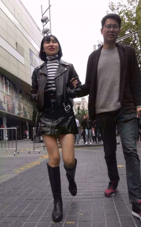 皮短裙长靴短发姑娘