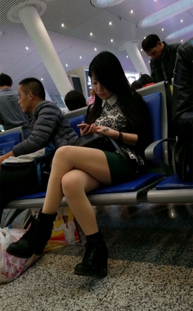 车站候车的绿色紧绷包臀裙肉色丝袜妹子