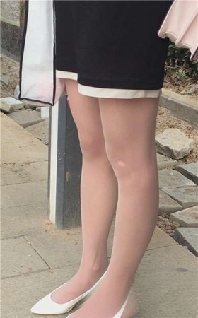 街拍性感长腿小高跟鞋御姐范美女在等公车。