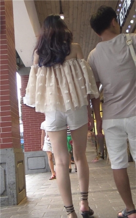 和男友逛街的妹子
