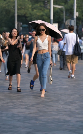 牛仔裤长腿美女