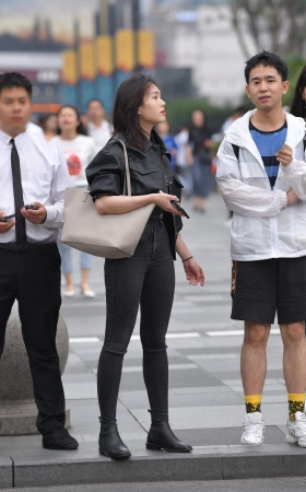 黑色紧牛女友 [15P]