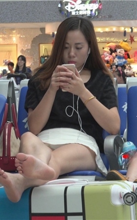 黑衣白裙裸腿妹子