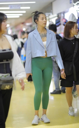 逛地下街买衣服的紧身裤小姐姐 [24P]