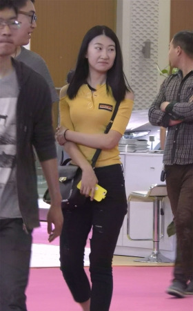 黄衣黑色紧身裤文静甜美小姐姐