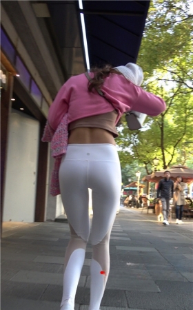 漂亮的极品白裤紧身小姐姐《三》