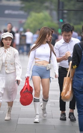 漂亮的极品露腰短裤美女