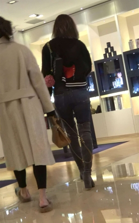 逛商场的极品紧身牛仔裤美女们