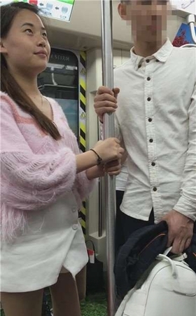 有点小可爱的粉色系少女，那么小就交男朋友了。