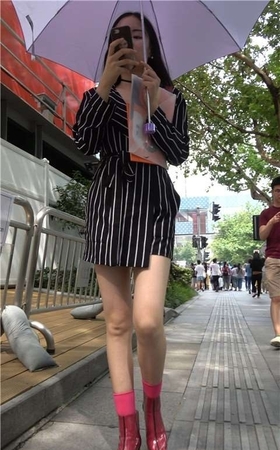 4K 白皙美腿条纹衣服街拍美女