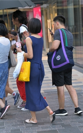 蓝色长裙短发妹子(31P)
