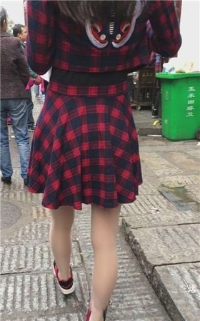街拍肉丝美腿运动鞋连衣裙美女