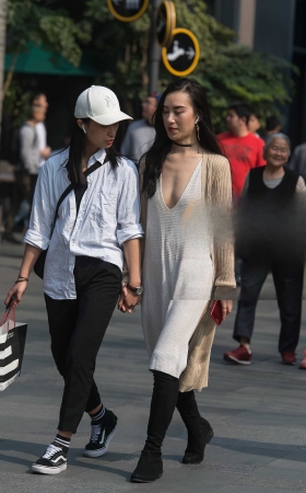 拉着手逛街的真空低胸美女 [10P]