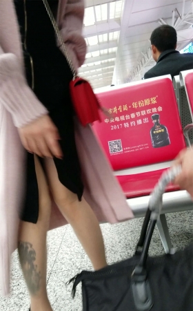 黑色前开叉连衣裙肉色丝袜极品身材口罩妹子