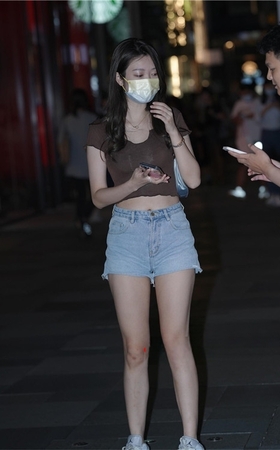 戴着口罩的露腰美女【套图+视频】