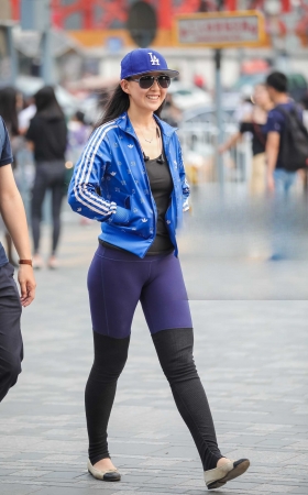笑容灿烂紧身裤翘臀,街上的性感一景 [28P]