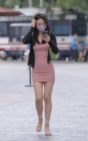 蛇形水钻高跟、浅粉包臀裙美女 [16P]