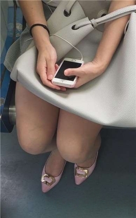 地铁上遇见带着耳机听歌，一筹莫展的美腿少女。