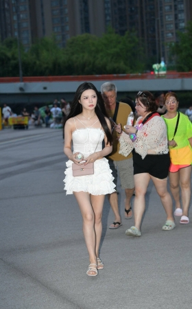 肤白貌美超短白裙小姐姐 [18P]