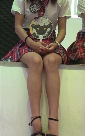 楚楚动人的学生制服美腿小萝莉少女。