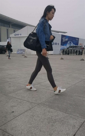牛仔外套灰色紧身裤美女