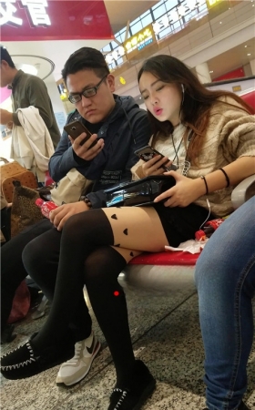 玩手机的丝袜妹子