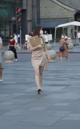 街拍清清爽爽米色群裙美女 [23P]