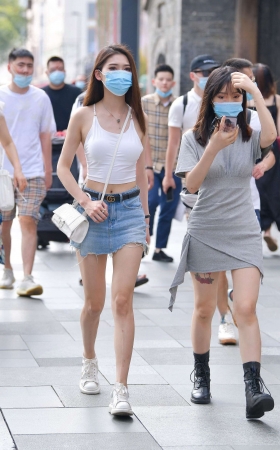 清凉热裤小姐姐 [12P]