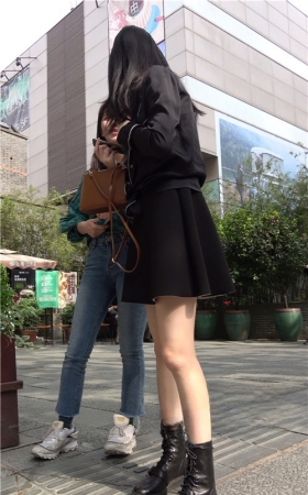 街拍黑裙小姐姐