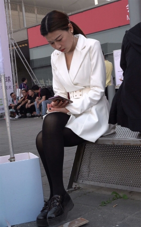 白衣服大头皮鞋黑丝美女
