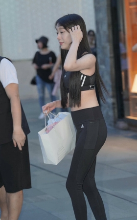 喜欢狗狗的黑色紧身裤小姐姐 [18P]