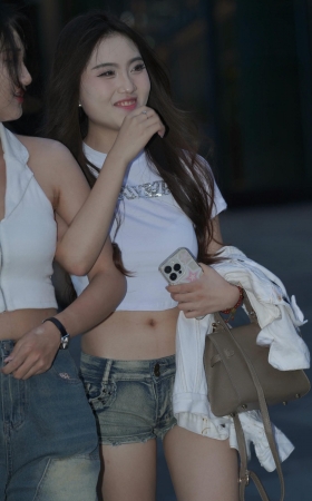 街拍紧致的超短热裤小姐姐 [19P]