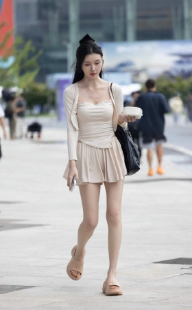 LB174-128P 成都车展-176百万网红车模猫大人下班 10P