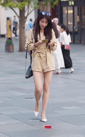 戴墨镜的美女3A2752[878M]
